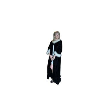 Vintage Womens Voque Special Design Velvet Opera Coat with Fur Trim‎